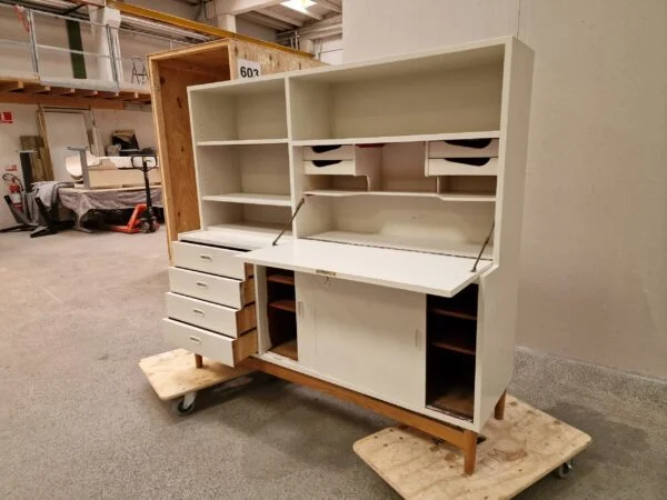 Hvidmalet skænk på stel, teak — billede 8