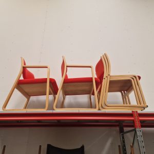 Fem spisestole i bøgetræ og rød polstring