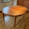 Rundt spisebord med 4 tillægsplader, teak