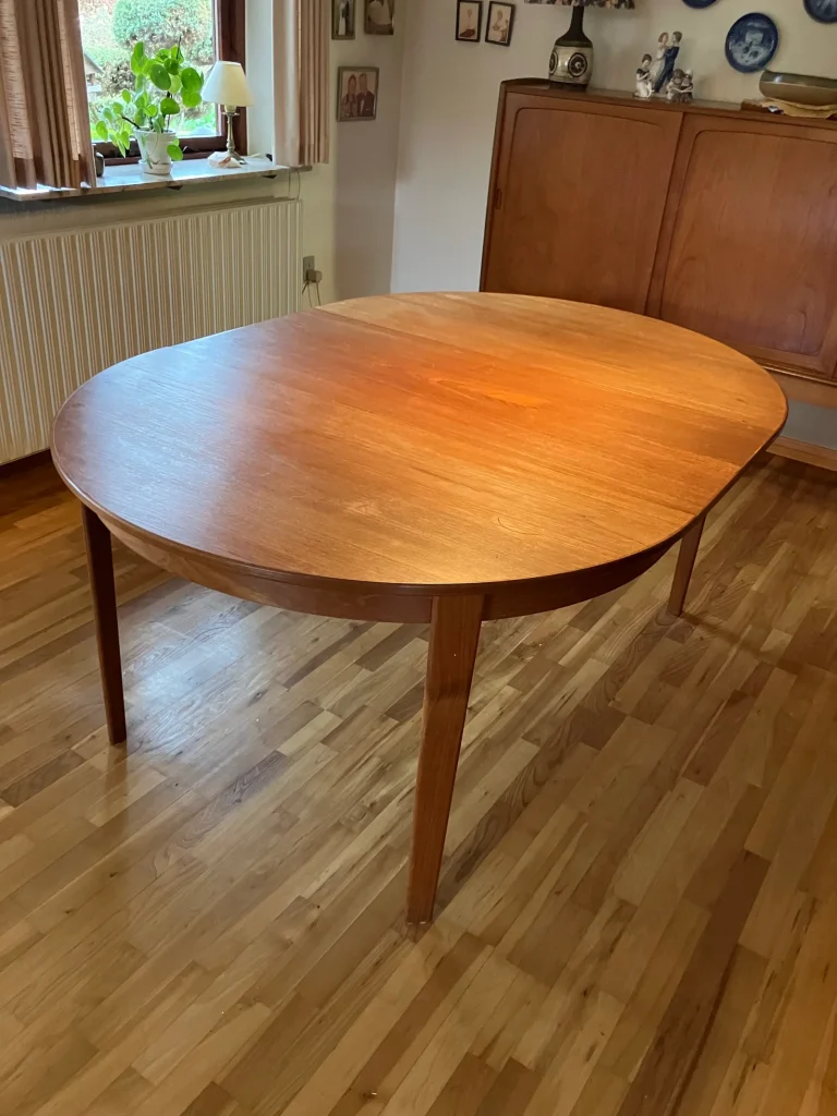 Rundt spisebord med 4 tillægsplader, teak