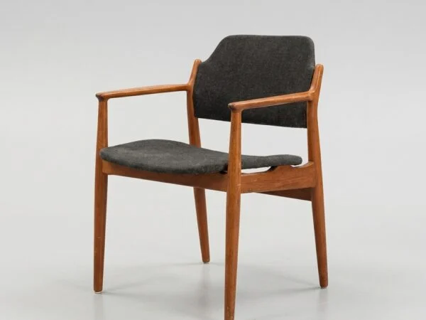 Armstol i massiv teak, Arne Vodder model 62A
