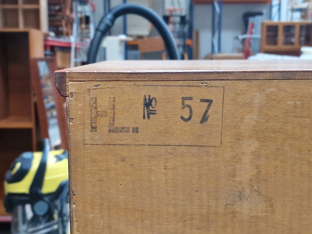 Lille møbel med jalousilåger