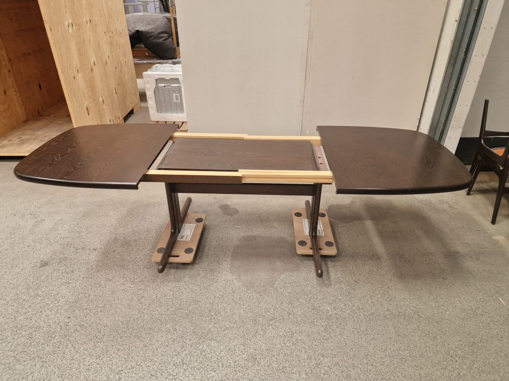 Skovby ovalt spisebord med tillægsplader