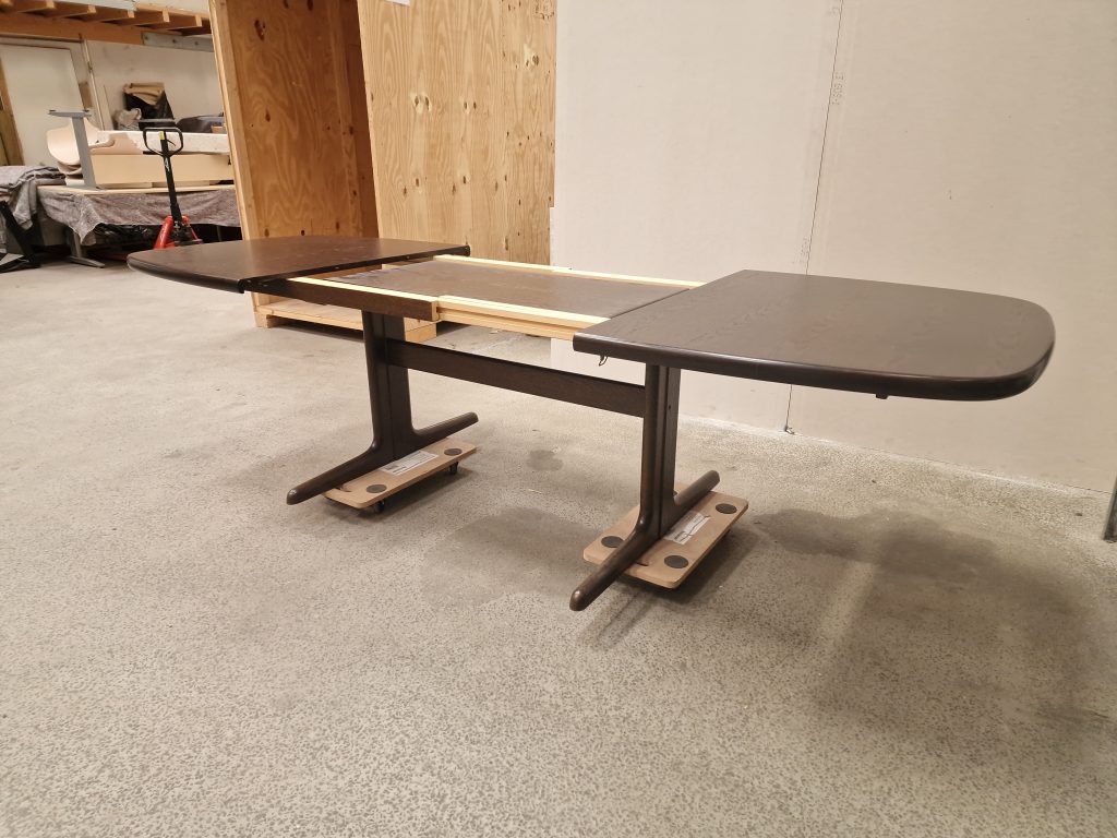 Skovby ovalt spisebord med tillægsplader