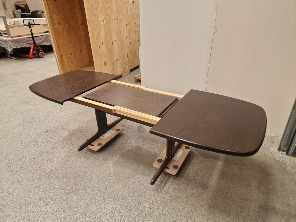 Skovby ovalt spisebord med tillægsplader