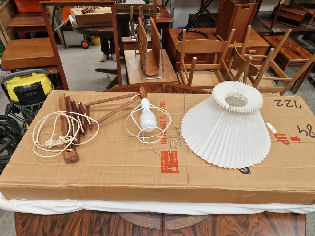 Le Klint sakselampe i teak