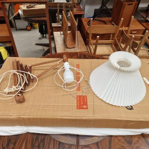 Le Klint sakselampe i teak