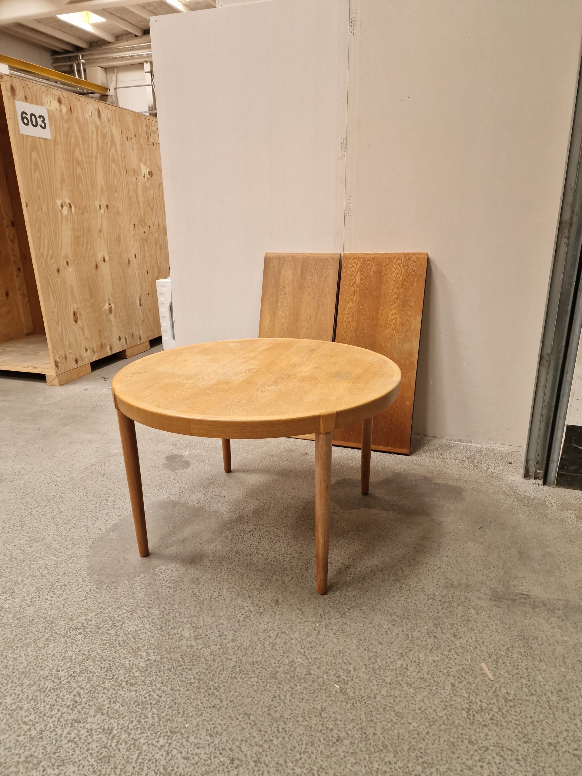 Rundt spisebord i egetræ med to tillægsplader, til renovering