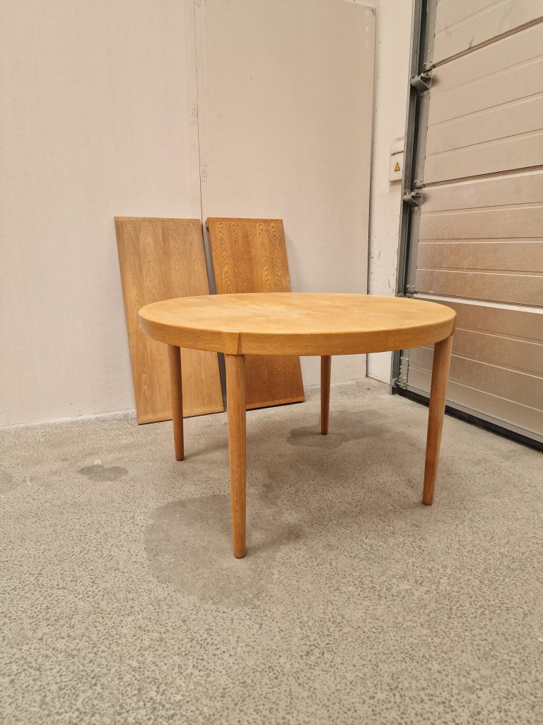 Rundt spisebord i egetræ med to tillægsplader, til renovering