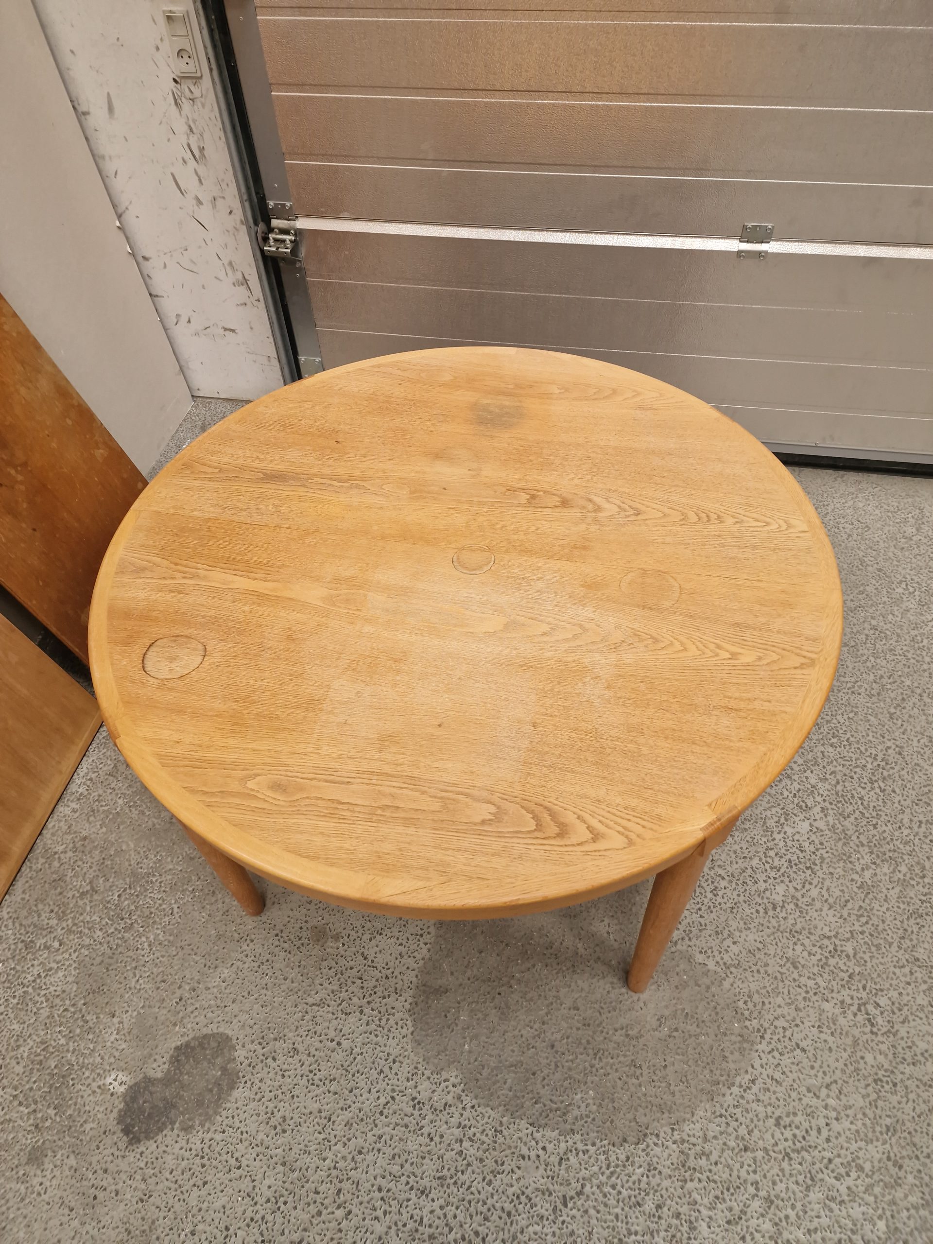 Rundt spisebord i egetræ med to tillægsplader, til renovering