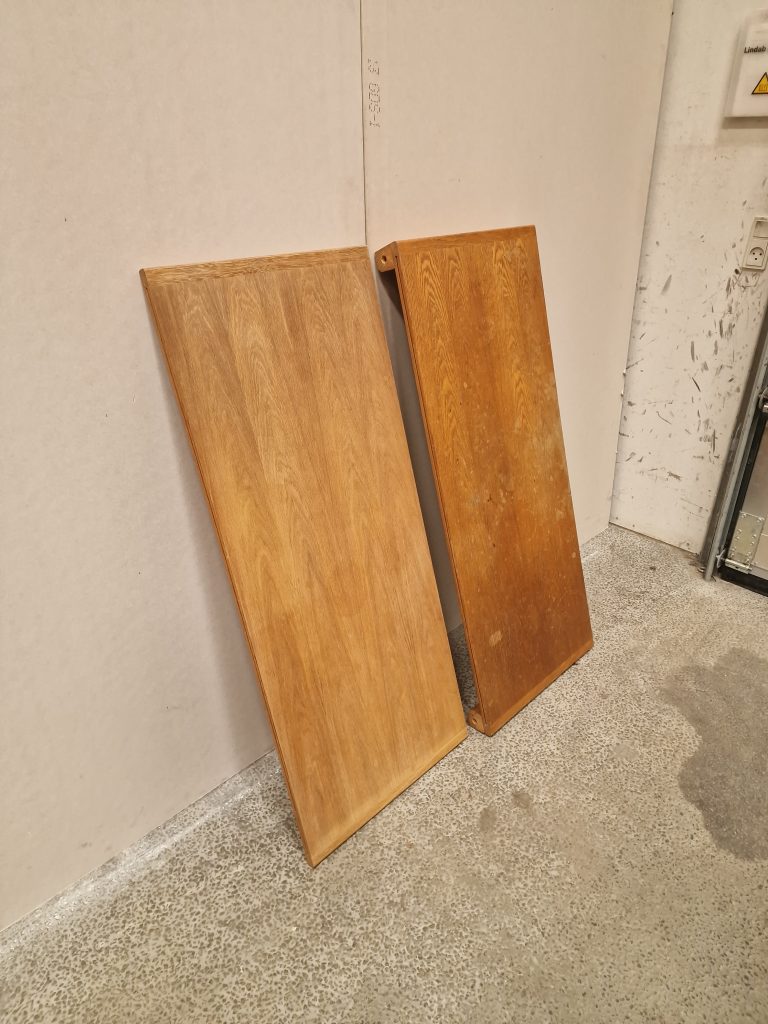 Rundt spisebord i egetræ med to tillægsplader, til renovering