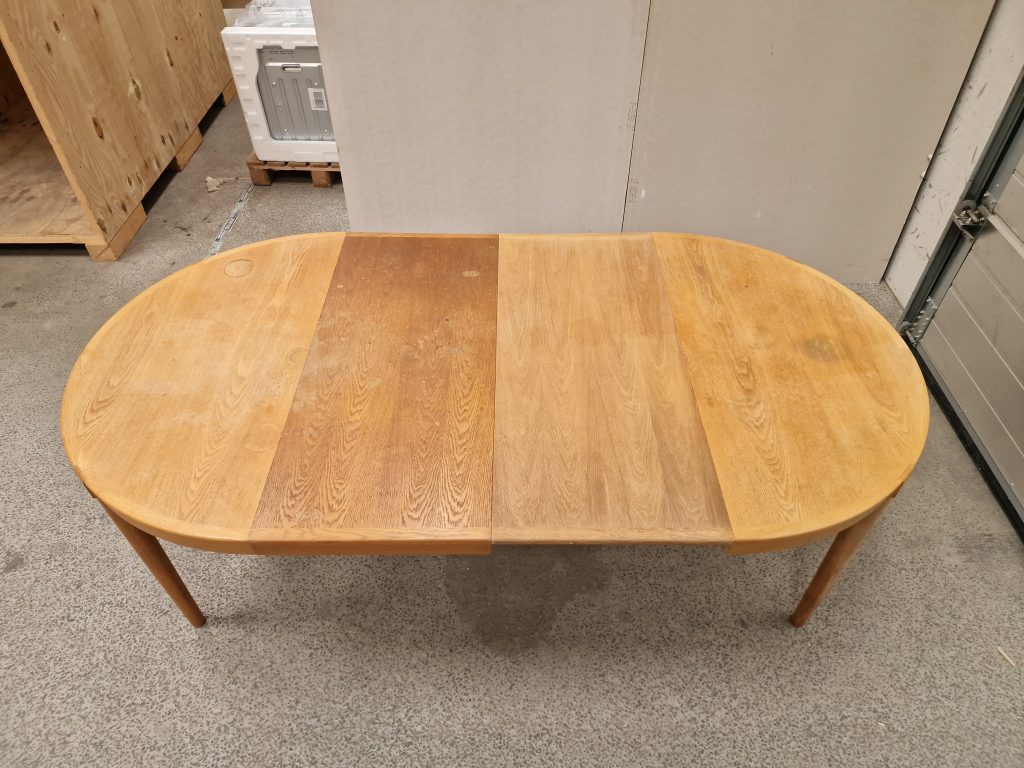 Rundt spisebord i egetræ med to tillægsplader, til renovering