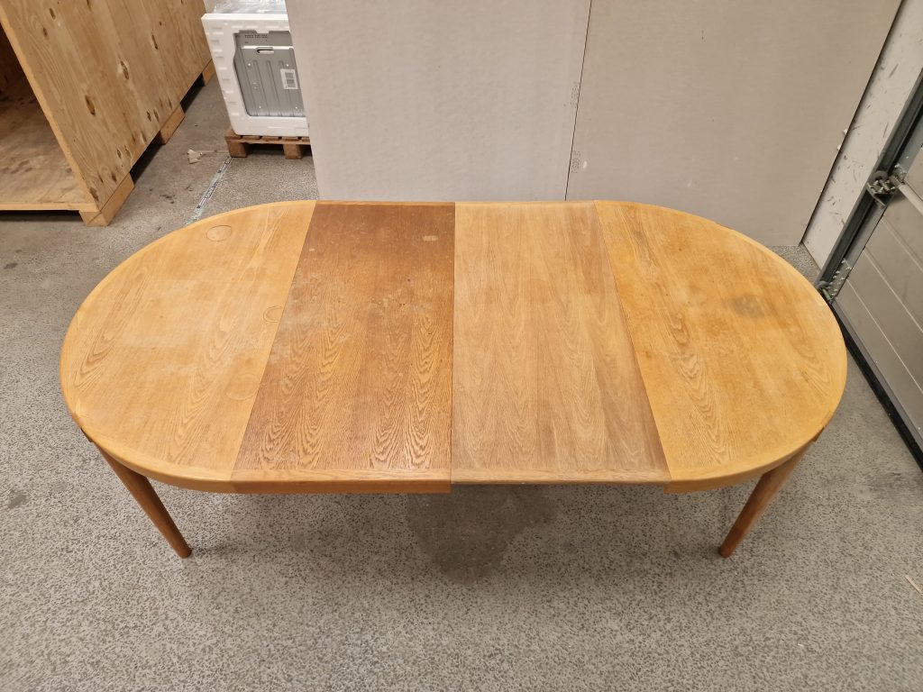 Rundt spisebord i egetræ med to tillægsplader, til renovering