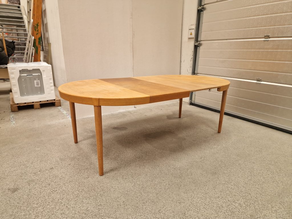 Rundt spisebord i egetræ med to tillægsplader, til renovering