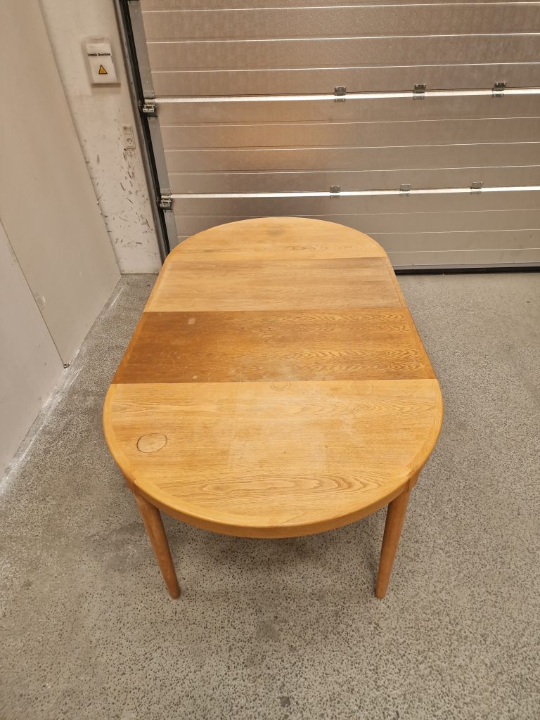 Rundt spisebord i egetræ med to tillægsplader, til renovering
