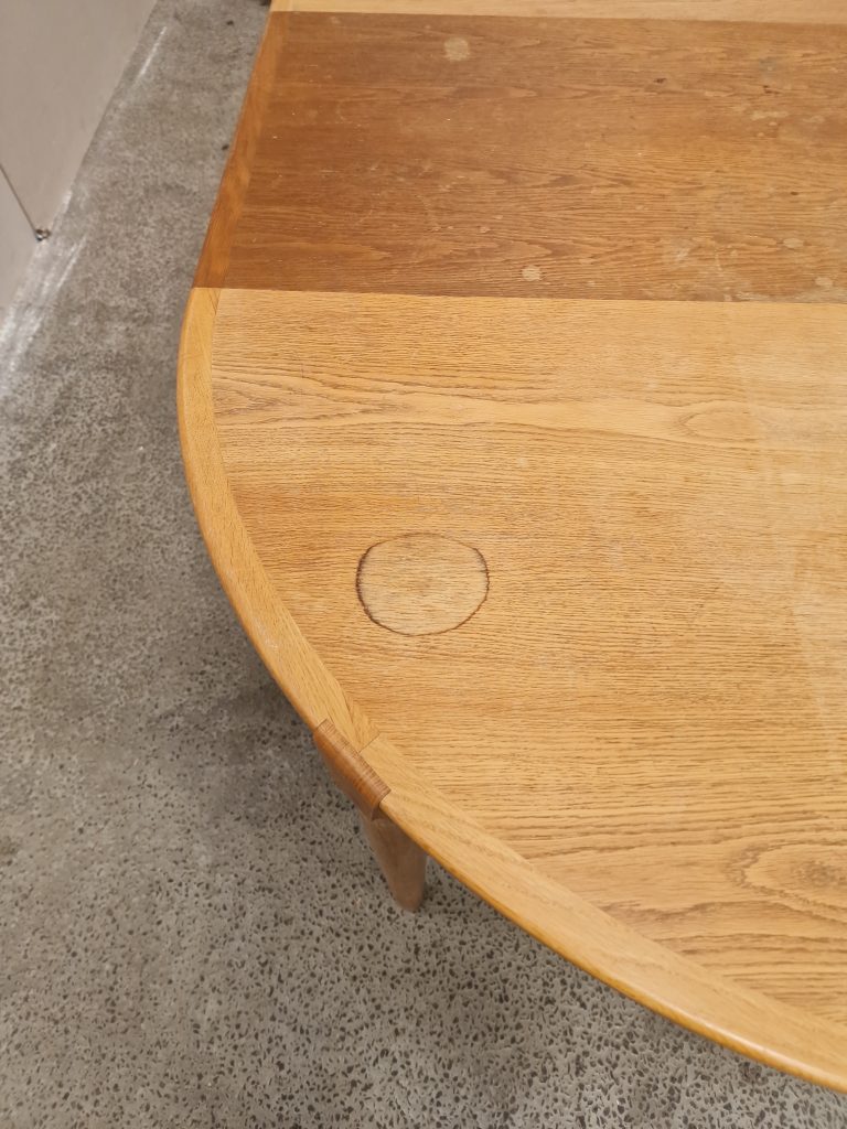 Rundt spisebord i egetræ med to tillægsplader, til renovering
