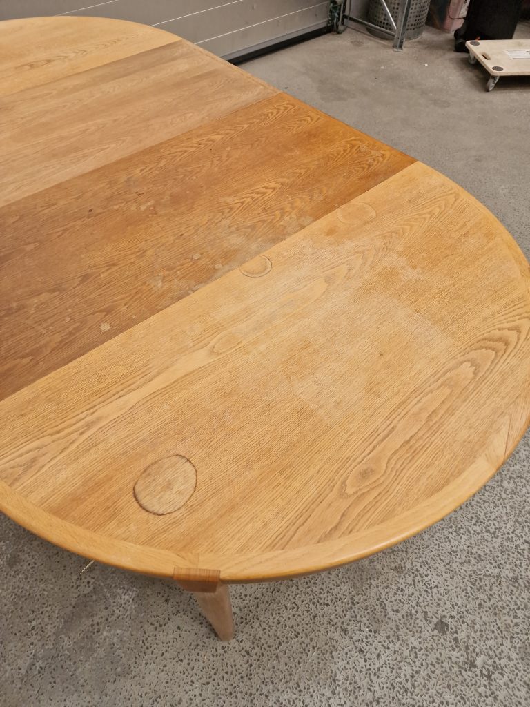 Rundt spisebord i egetræ med to tillægsplader, til renovering