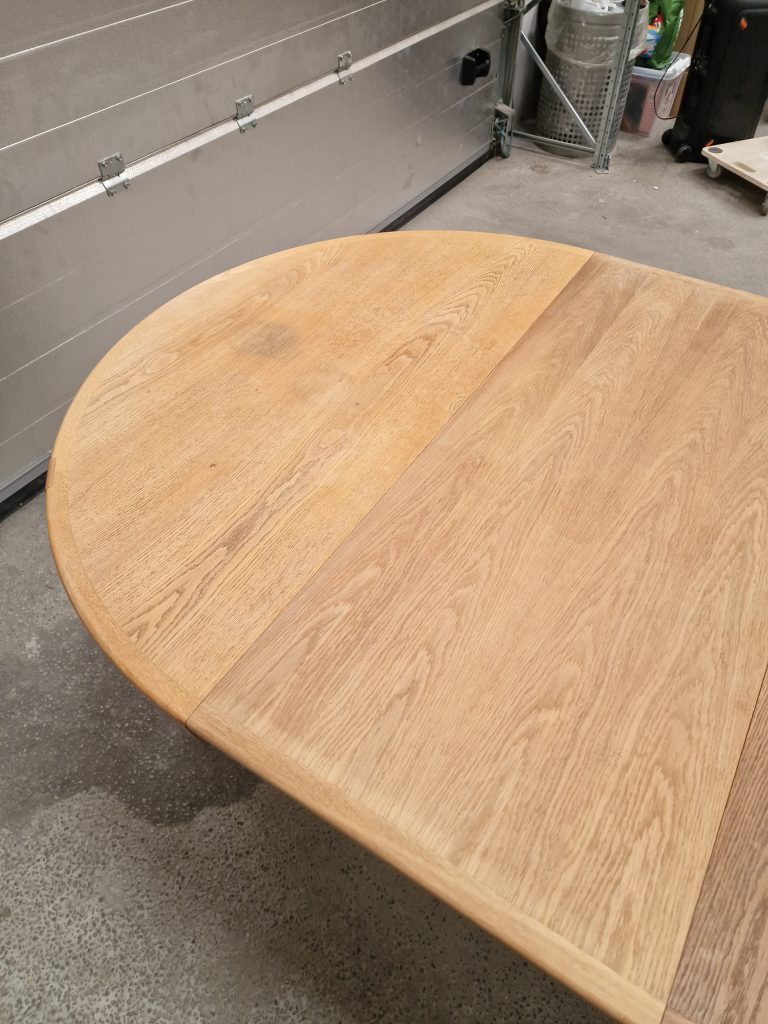 Rundt spisebord i egetræ med to tillægsplader, til renovering