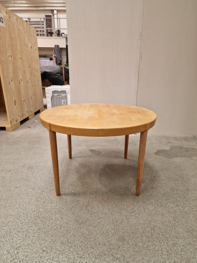 Rundt spisebord i egetræ med to tillægsplader, til renovering