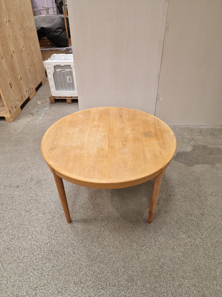 Rundt spisebord i egetræ med to tillægsplader, til renovering