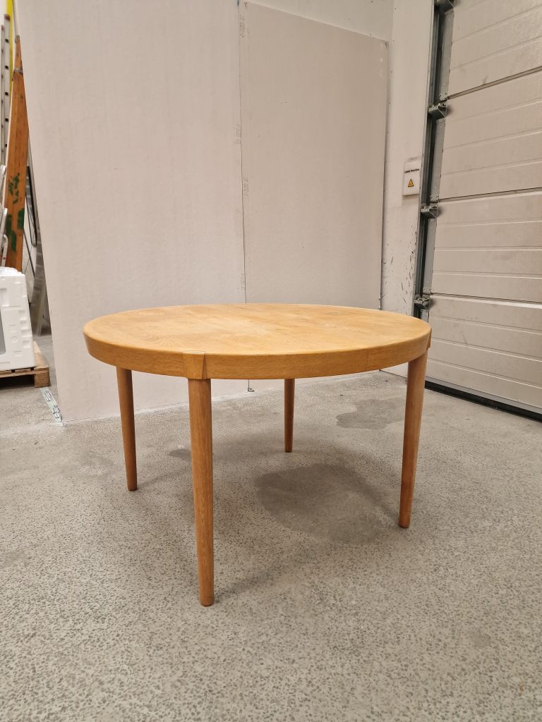 Rundt spisebord i egetræ med to tillægsplader, til renovering
