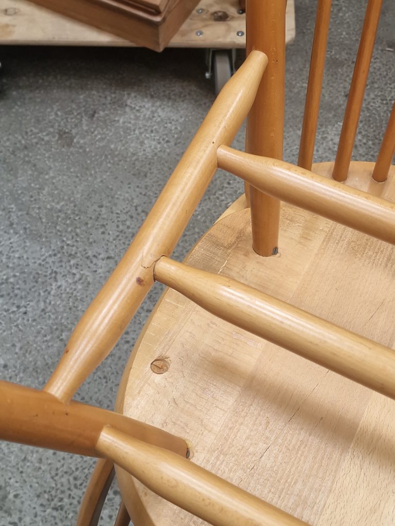 Fire spisestole med rund pinde-ryg