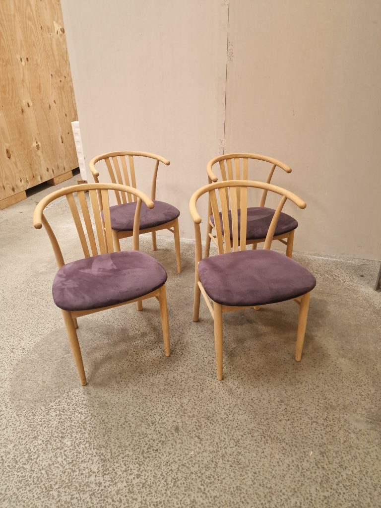 Fire spisestole i massiv egetræ