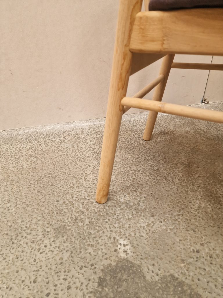 Fire spisestole i massiv egetræ