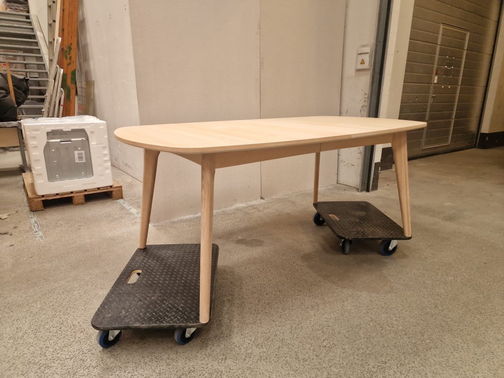 Stort spisebord i egetræ med tillægsplader