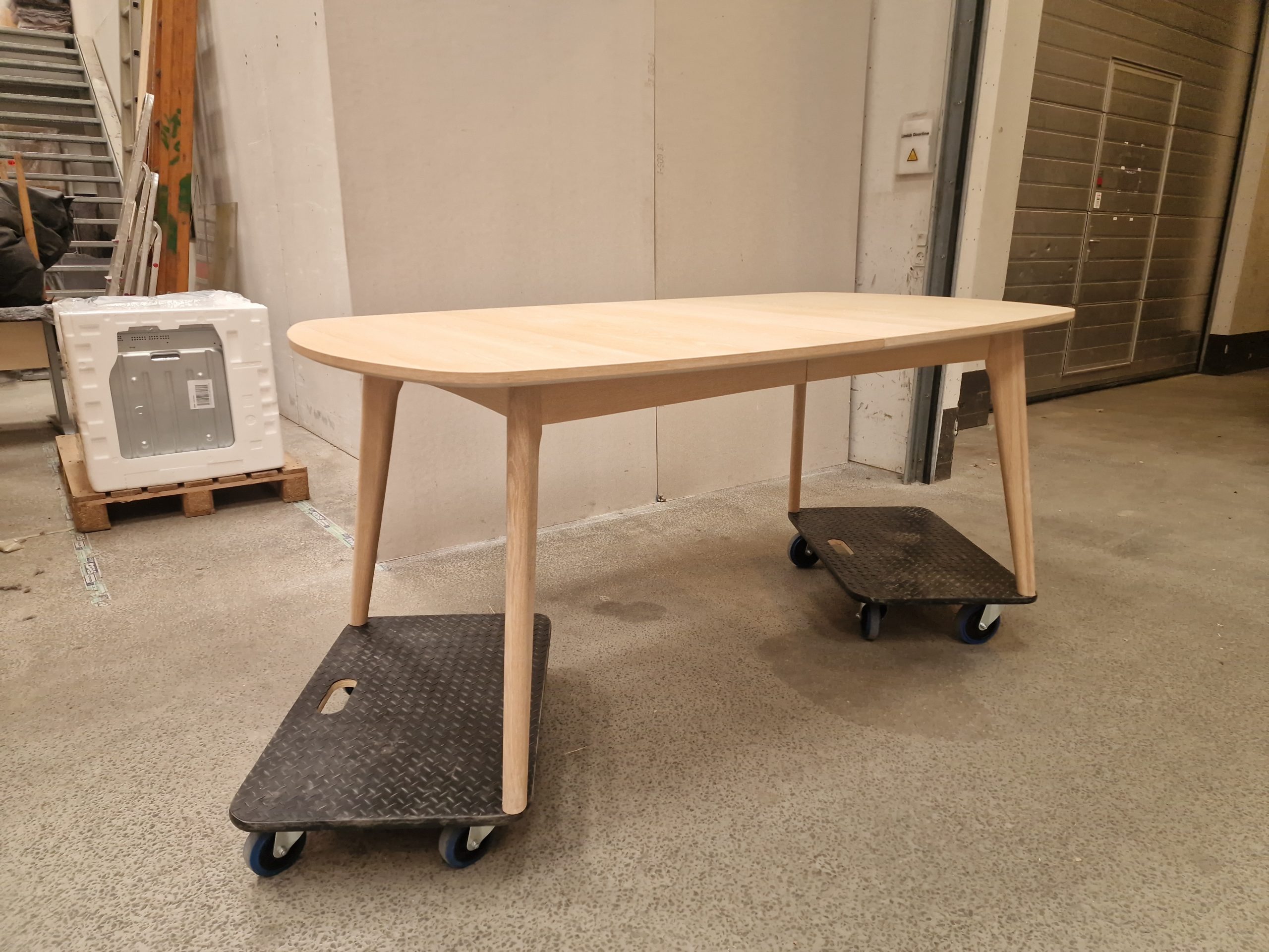 Stort spisebord i egetræ med tillægsplader