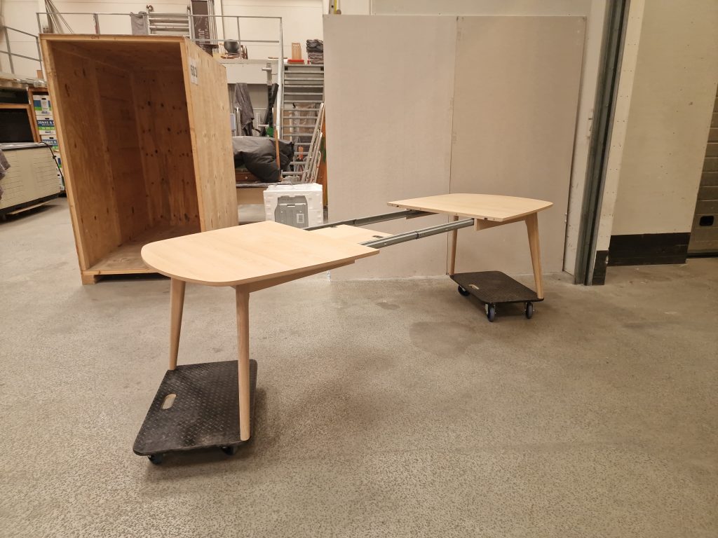 Stort spisebord i egetræ med tillægsplader