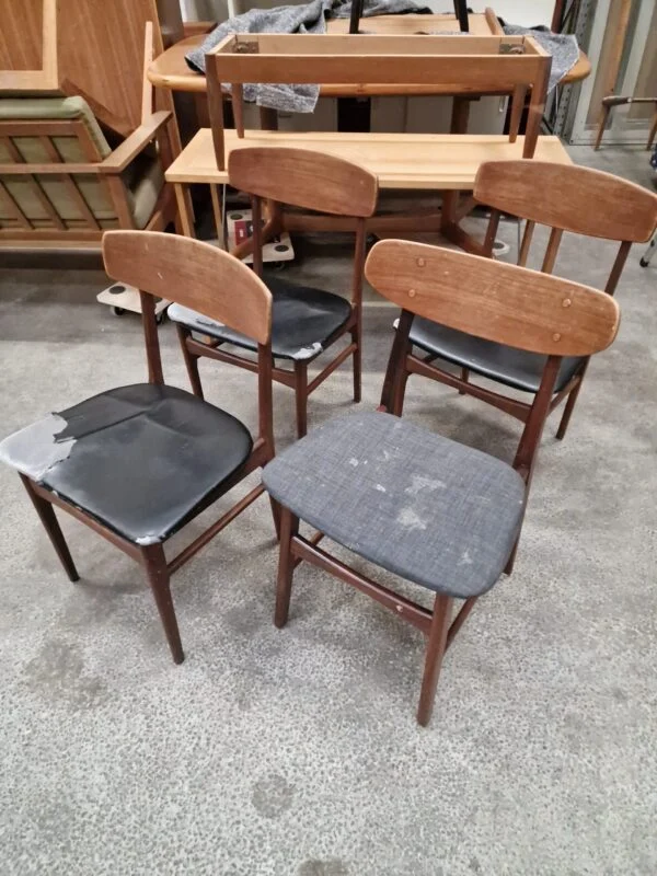 Fire spisestole i teak til ompolstring