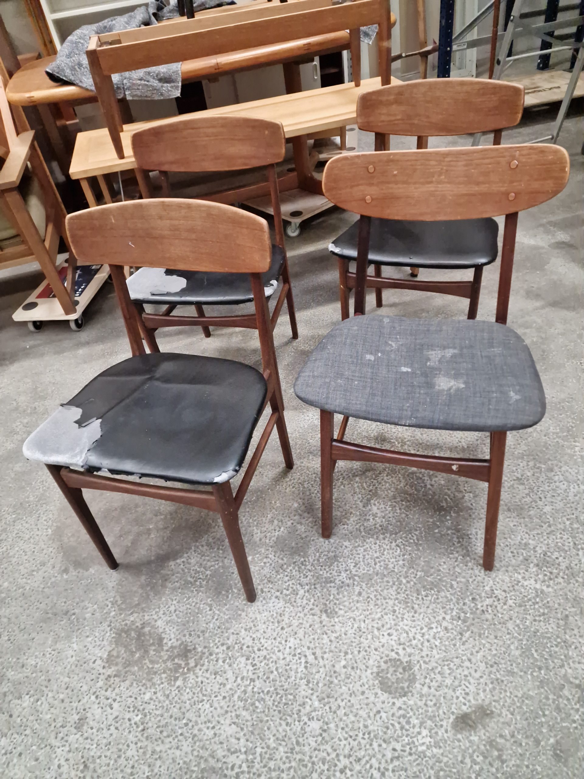 Fire spisestole i teak til ompolstring