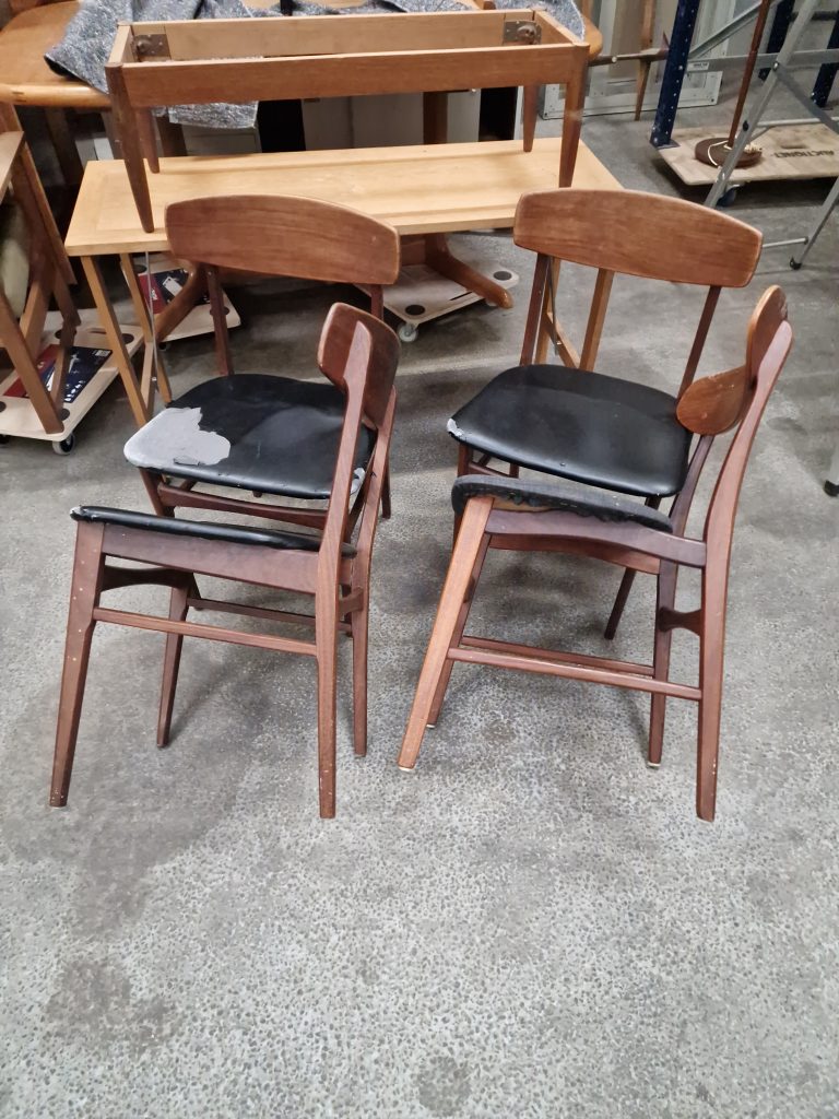 Fire spisestole i teak til ompolstring