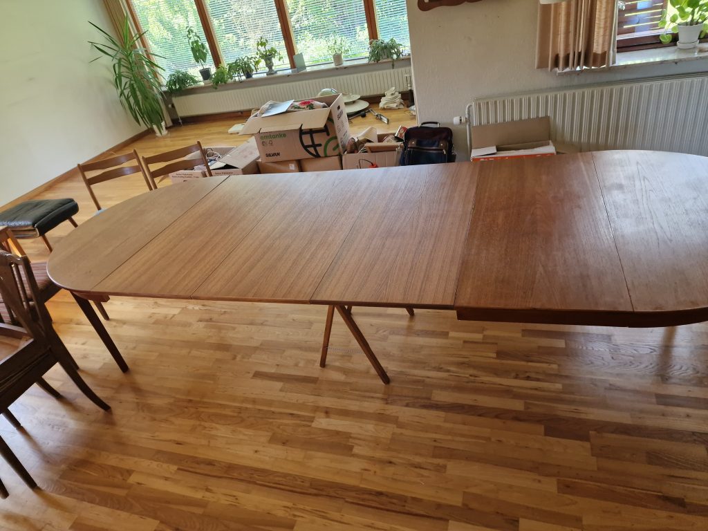 Rundt spisebord med 4 tillægsplader, teak