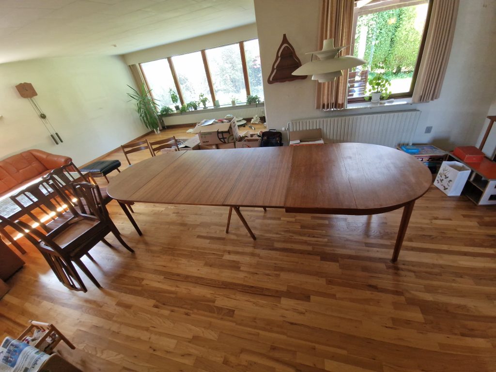 Rundt spisebord med 4 tillægsplader, teak