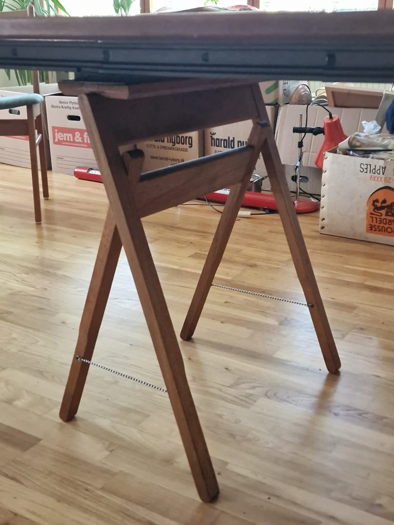 Rundt spisebord med 4 tillægsplader, teak