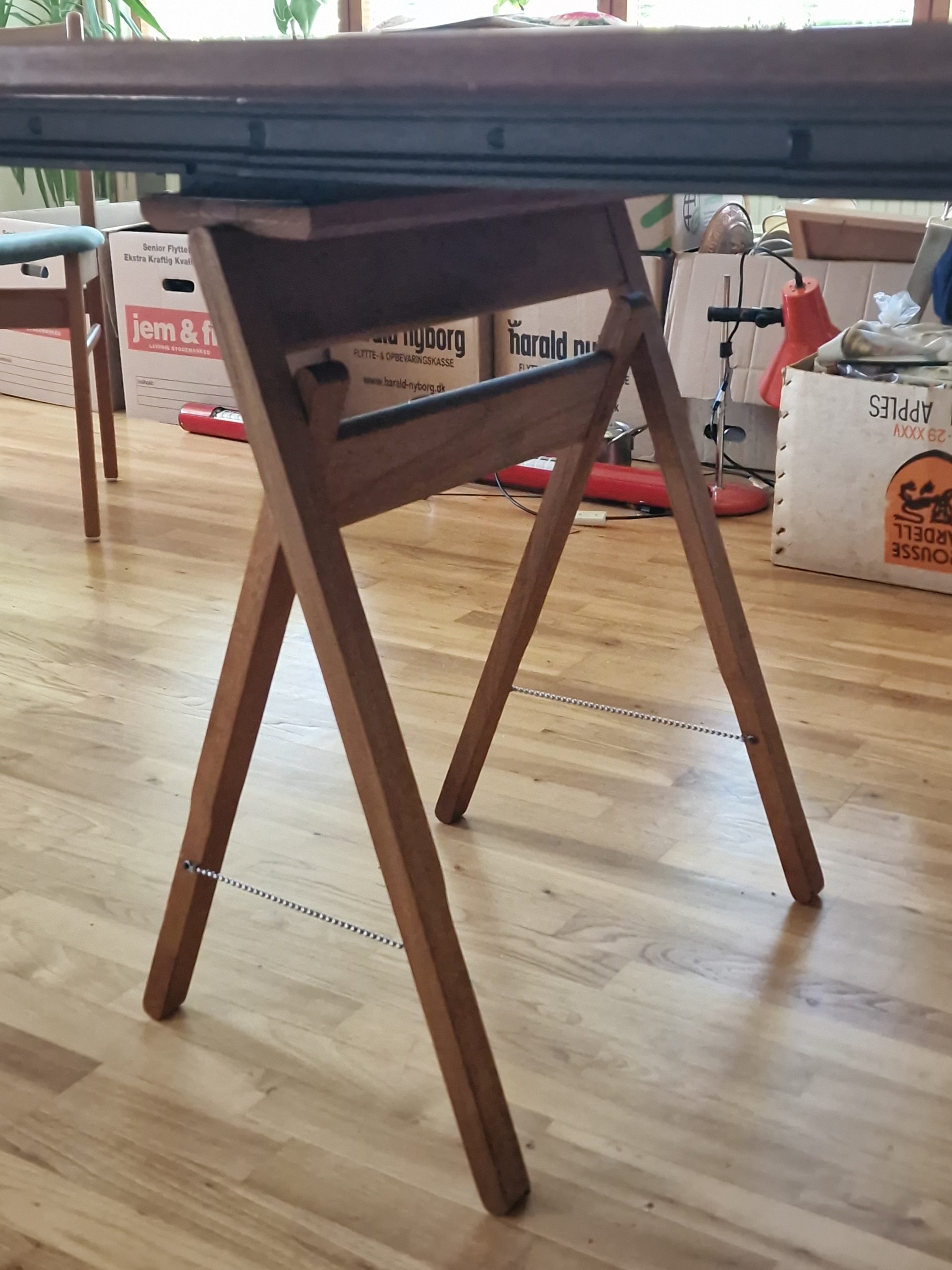 Rundt spisebord med 4 tillægsplader, teak