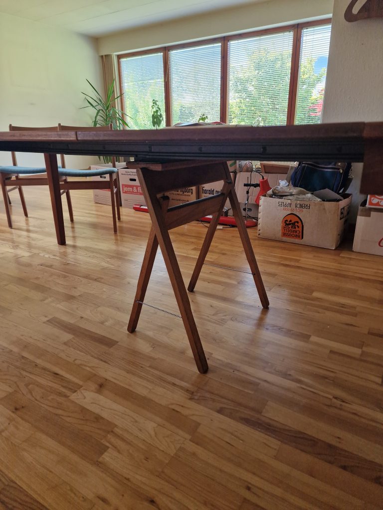 Rundt spisebord med 4 tillægsplader, teak