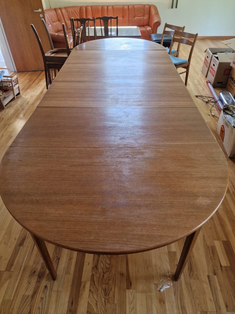 Rundt spisebord med 4 tillægsplader, teak