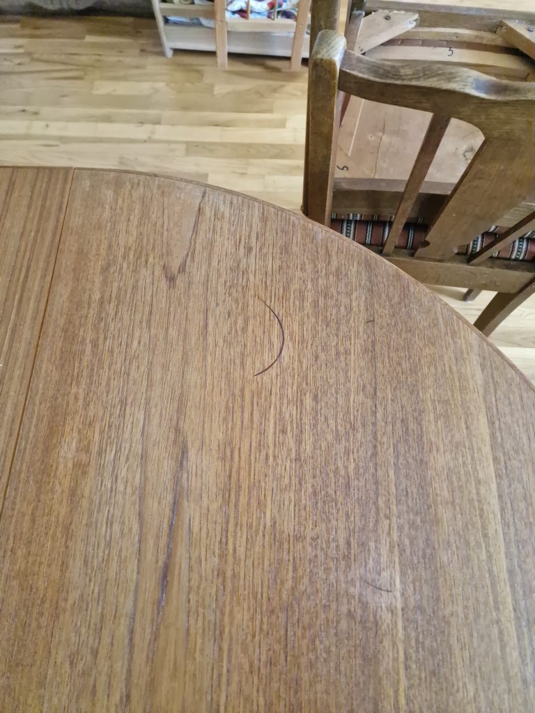 Rundt spisebord med 4 tillægsplader, teak