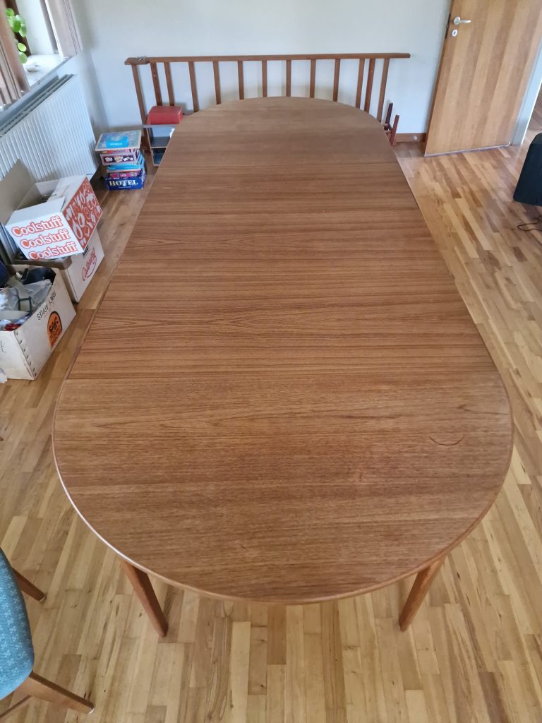 Rundt spisebord med 4 tillægsplader, teak