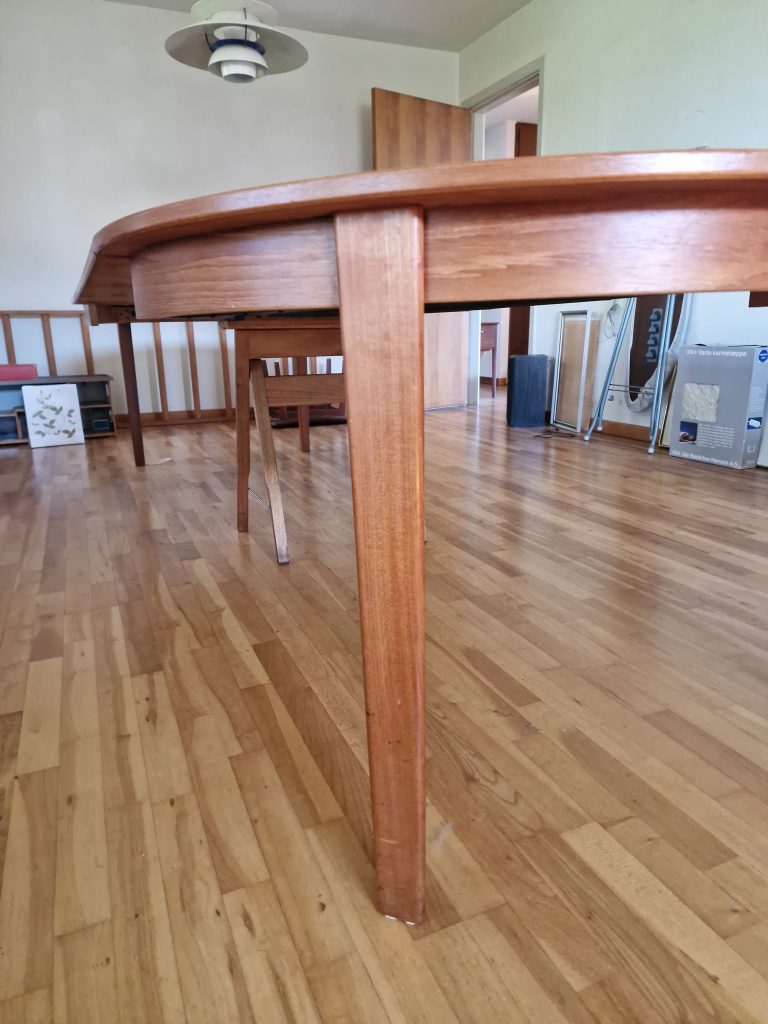 Rundt spisebord med 4 tillægsplader, teak