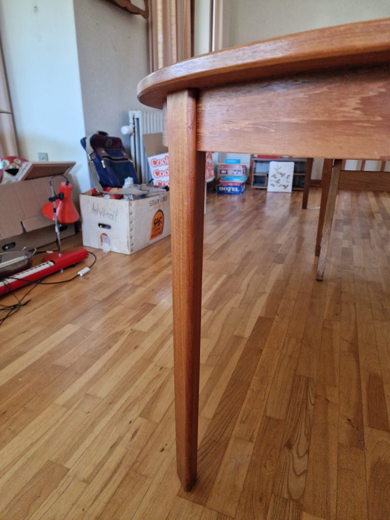 Rundt spisebord med 4 tillægsplader, teak