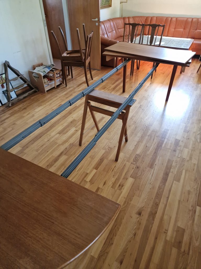 Rundt spisebord med 4 tillægsplader, teak