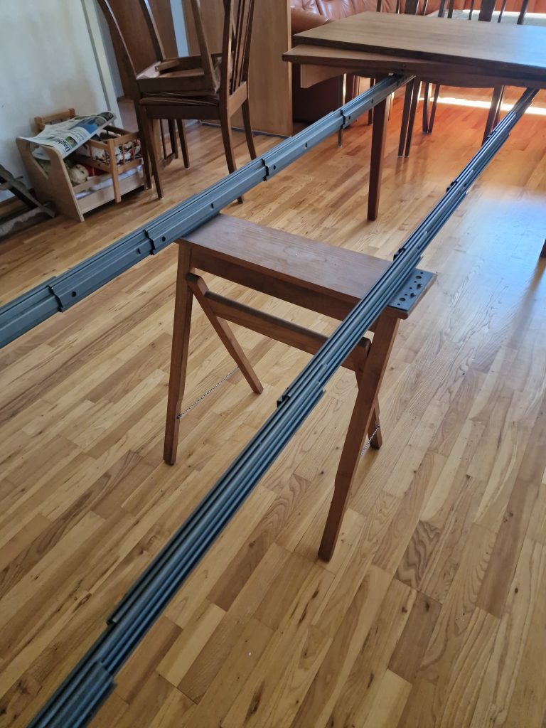 Rundt spisebord med 4 tillægsplader, teak