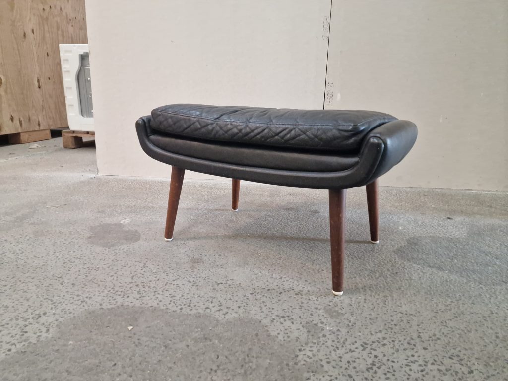 AAGE CHRISTIANSEN. SKAMMEL, teak & læder, „Diplomat“, Eran Møbler, 1960’erne.
