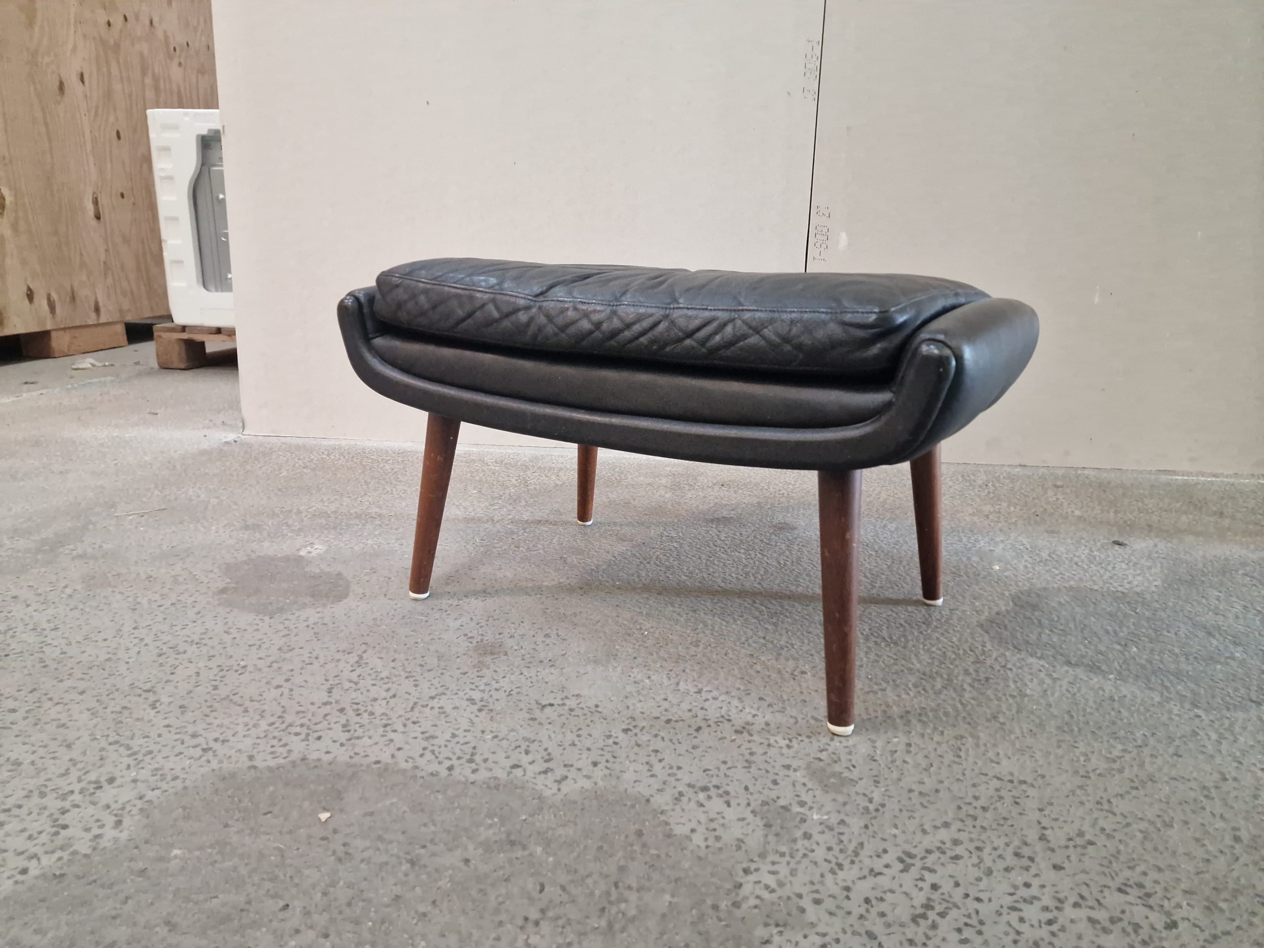 AAGE CHRISTIANSEN. SKAMMEL, teak & læder, „Diplomat“, Eran Møbler, 1960’erne.