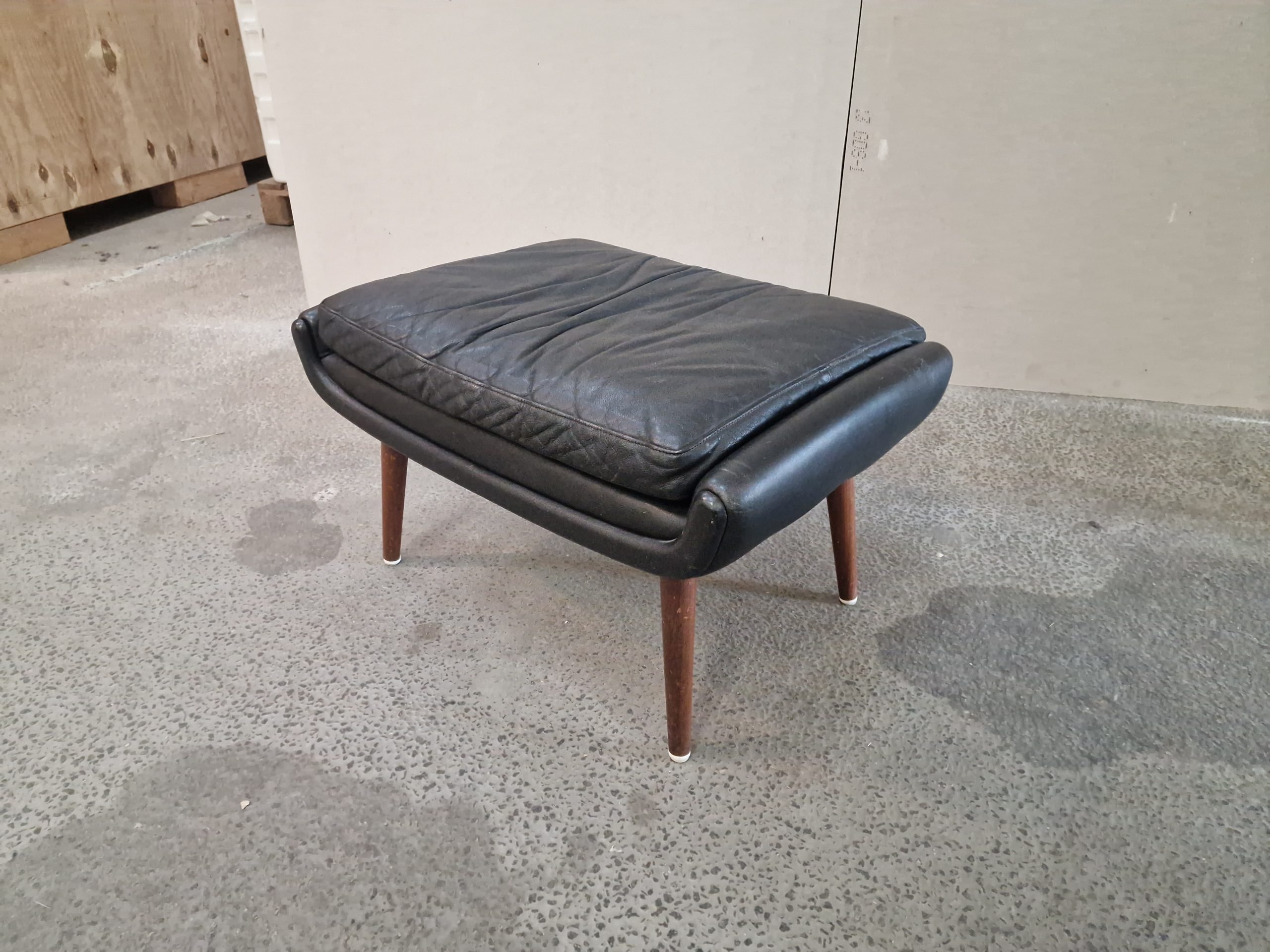 AAGE CHRISTIANSEN. SKAMMEL, teak & læder, „Diplomat“, Eran Møbler, 1960’erne.