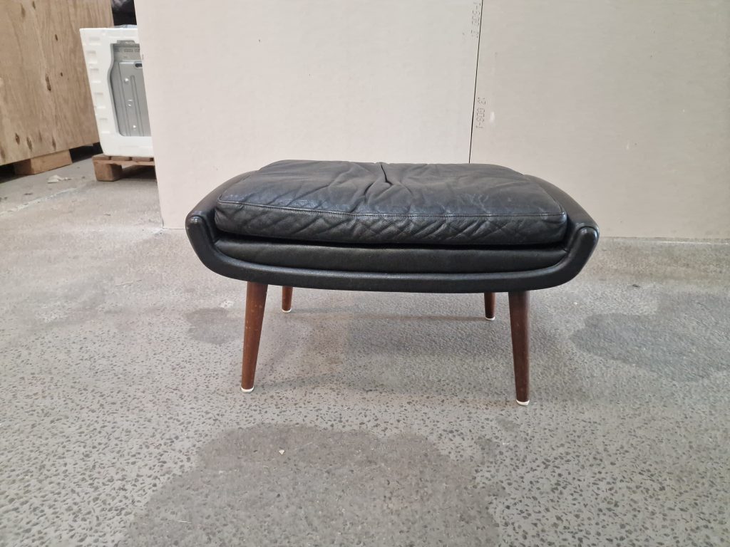 AAGE CHRISTIANSEN. SKAMMEL, teak & læder, „Diplomat“, Eran Møbler, 1960’erne.